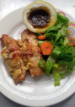 Una foto de Rollos de pollo con salsa de reducción de maracuyá