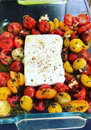 Une photo de Aujourd’hui c’est tomates cerises et feta au four 🤩🤩♥️♥️