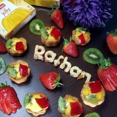 A picture of Cookie cups filled with custard n fruits.