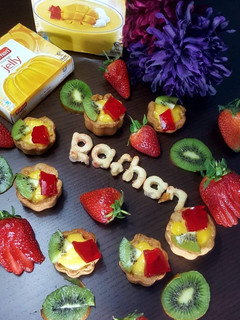 A picture of Cookie cups filled with custard n fruits.