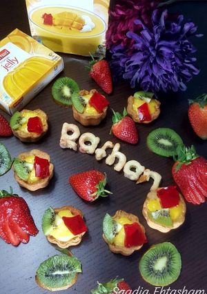 A picture of Cookie cups filled with custard n fruits.
