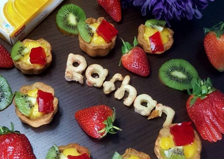 Cookie cups filled with custard n fruits