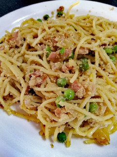 Una foto de Carbonara con arvejas