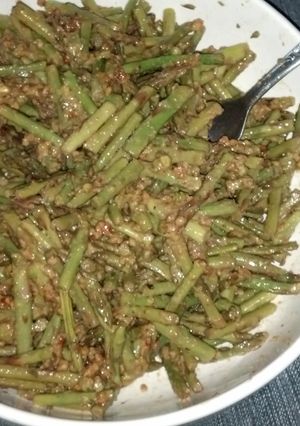 A picture of Asparagus w/ Pistachio Sauce.