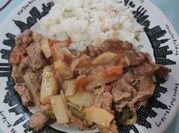 Una foto de bistec de cerdo guisado