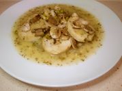 Una foto de merluza con gambas champiñones
