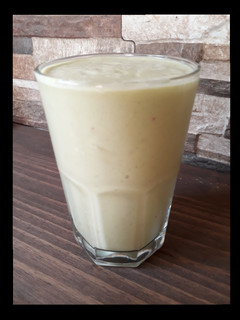Una foto de Smoothie palta-anana-frutilla
