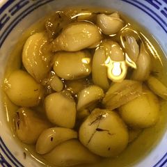 A picture of California Farm Garlic in Olive Oil.