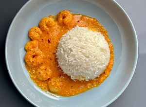 Une photo de Crevettes au lait de coco et riz basmati