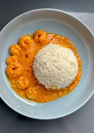 Une photo de Crevettes au lait de coco et riz basmati