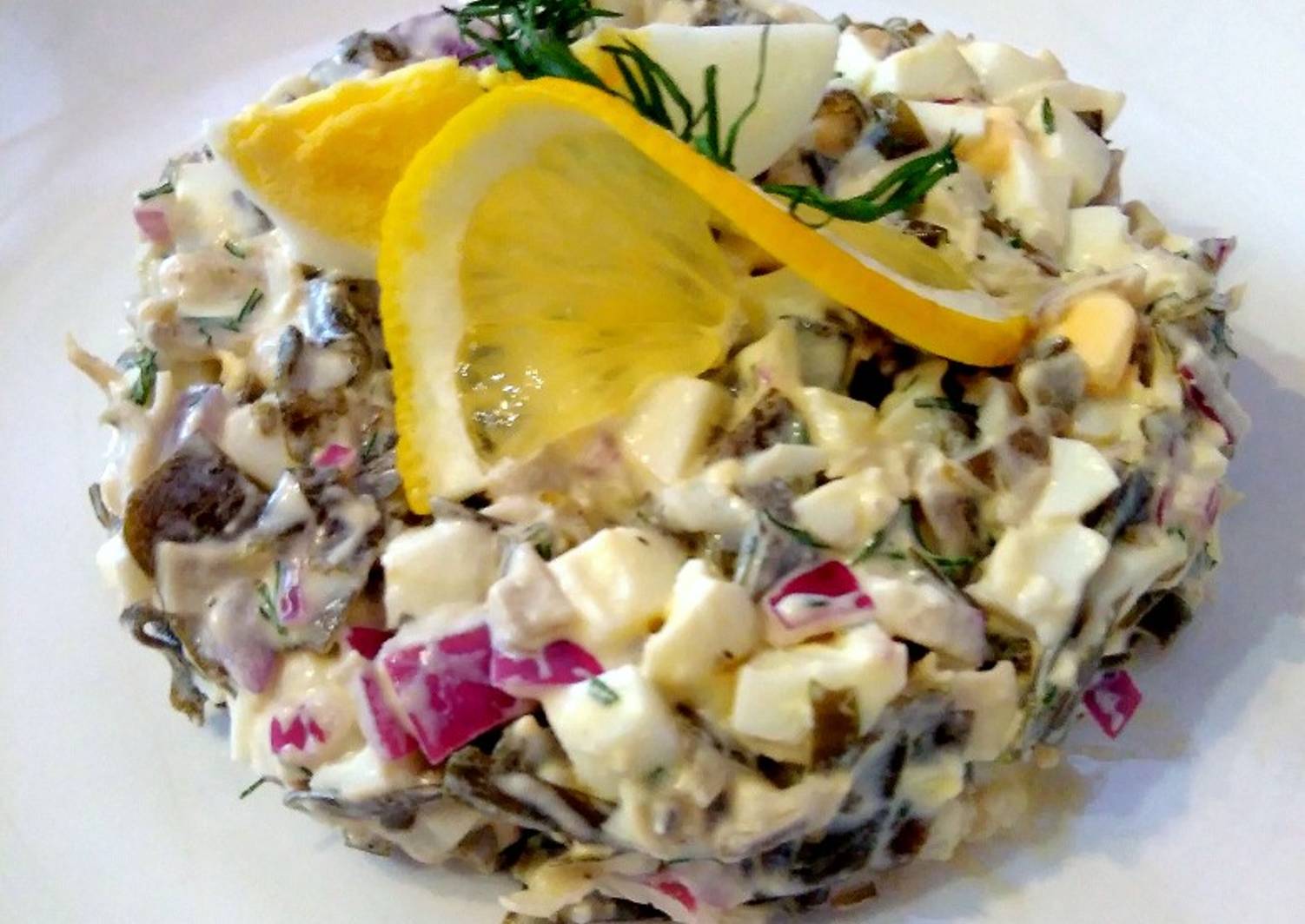 Салат с кальмаром и огурцом. Салат с консервированным кальмаром. Салат с кальмарами из консервов. Салат с кальмарами из консервов. Салат с консервами кальмарами.