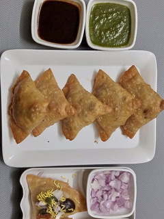 વેજ. સમોસા (Veg. Samosa Recipe In Gujarati) રેસીપી મુખ્ય ફોટો