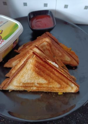 આલુ મટર સેન્ડવીચ (Aloo Matar Sandwich Recipe In Gujarati) રેસીપી મુખ્ય ફોટો