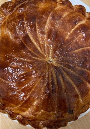 Une photo de 🍾Galette 🫓 des rois 🫖crème de noisettes 🌰🌰🌰#janvier