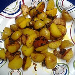 A picture of Sausage and taters.