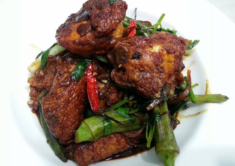 Simple Way to Prepare Ultimate Spicy Chicken With Okra