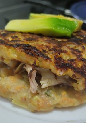 Una foto de Pancakes🥯salados de vegetales🍗rellenos🫑de pollo y queso🧀🥑🧅
