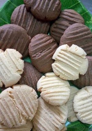A picture of Custard & Chocolate cookies.