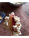 Postre tentempié de manzana, caramelo y pochoclos