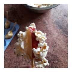 A picture of Postre tentempié de manzana, caramelo y pochoclos.