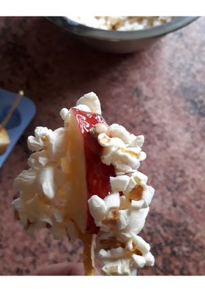 Una foto de Postre tentempié de manzana, caramelo y pochoclos