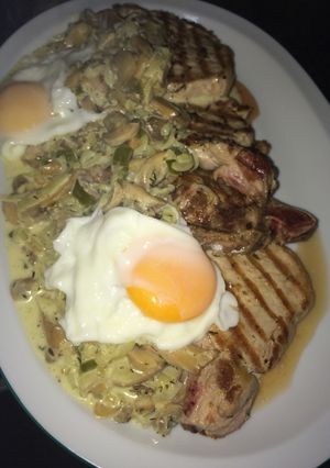 Una foto de Costillas de cerdo con salsa de champiñones y crema