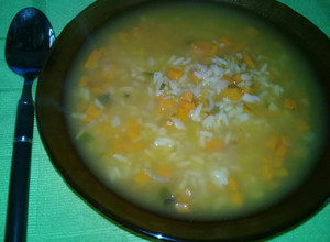 Una foto de Sopa de arroz y verduritas.😗😄