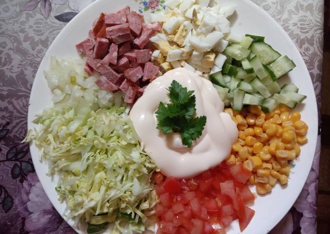 Мясной салат «Ромашка» с сыром и яйцом
