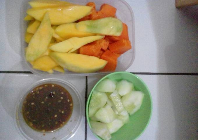 Langkah Mudah untuk Menyiapkan Rujak buah 3 warna yang Enak Banget