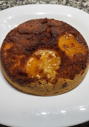 Una foto de Mini torta Invertida de manzana sin gluten(18 cm en cacerola essen)