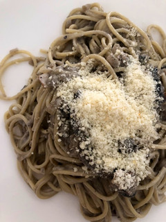Una foto de Espaguetis a la carbonara (con nata)
