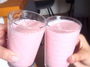 Una foto de batido de frambuesa y leche