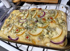 Una foto de Focaccia de Roquefort y pera 🍐