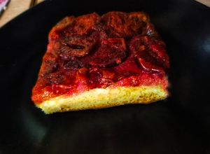 O poză a rețetei Prăjitură răsturnată cu prune.