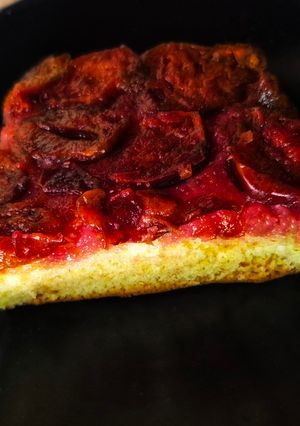 O poză a rețetei Prăjitură răsturnată cu prune.