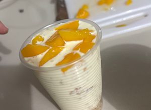 Una foto de Copas de durazno con crema