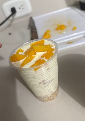 Una foto de Copas de durazno con crema