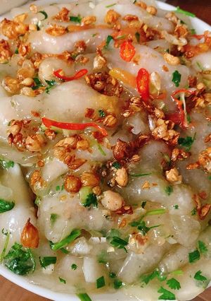 Hình của món Bánh lọc nhân tôm xào & hành tăm phi.