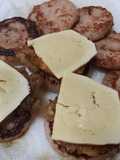 Pintxo de mini burger de cerdo y pollo con queso Mahon