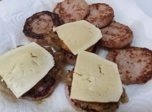 Una foto de Pintxo de mini burger de cerdo y pollo con queso Mahon