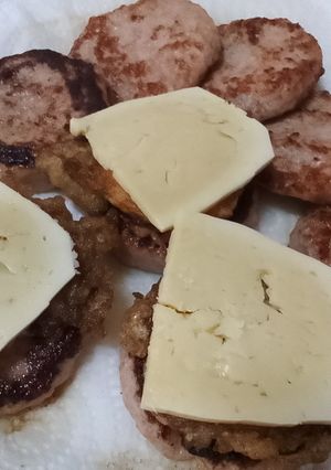 Una foto de Pintxo de mini burger de cerdo y pollo con queso Mahon