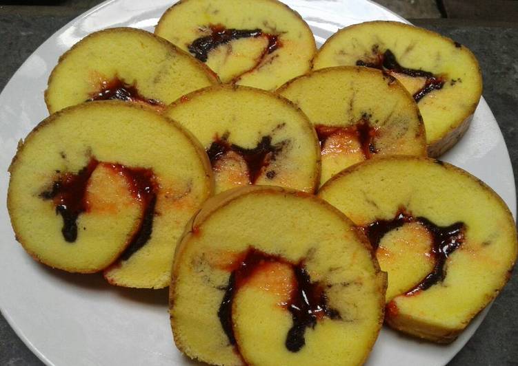 Bolu gulung selai strawberry