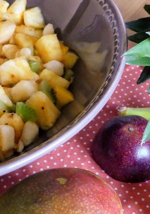 Une photo de Salade de fruits exotiques frais au rhum brun