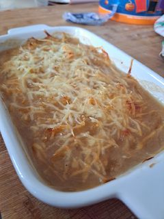 A picture of French Onion Soup.