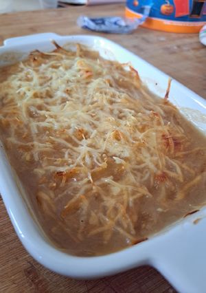 A picture of French Onion Soup.