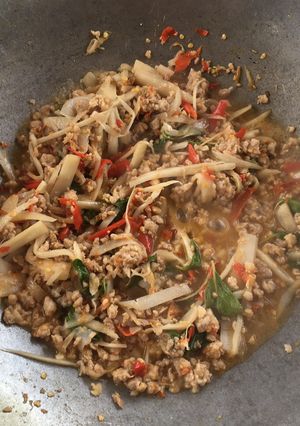 รูปของ ผัดกะเพราหมูสับหน่อไม้