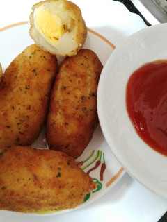Una foto de Croquetas de patatas rellenos de huevos
