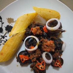 A picture of Boiled plantain with spices pepper snails.