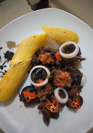 A picture of Boiled plantain with spices pepper snails.
