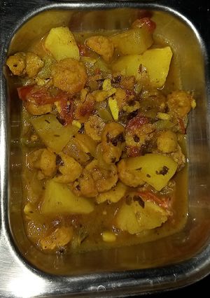 मूंग बड़ी और आलू की सब्जी(moong badi aur aloo ki sabzi recipe in hindi) रेसिपी मुख्य फोटो